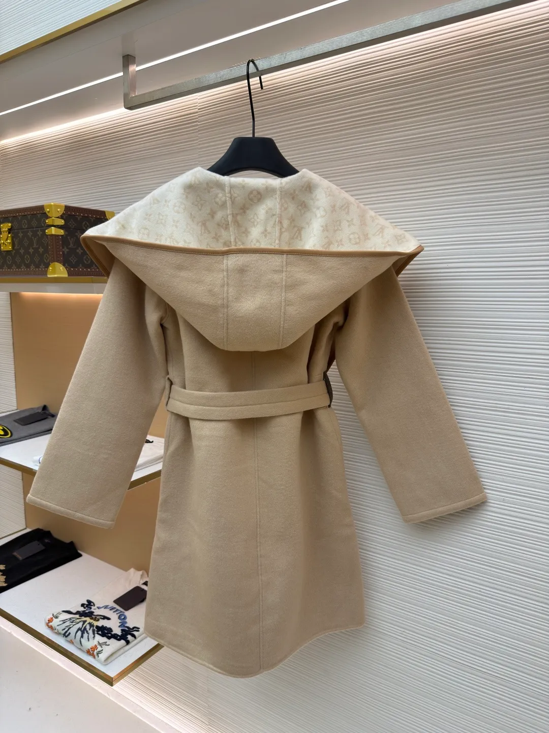 LOUIS VUITTON Wool lace-up hooded coat (mid-length) ●Original version: Purchased and developed at 27999 ●Item number: 1682301-J025 ●Fabric: wool fabric ●Technology: jacquard production ●Color: sand color ●Version: loose fit ●Weight: about 1555 grams ●Size: 34-36-38-40 ●Description: This presbyopic wool coat is made of double-sided blended wool fabric imported from Italy. The main part is made of high-density matte black wool, which has been pre-shrunk and steam-set to ensure that the fabric is stiff and not easily deformed. The large lapel and belt areas use jacquard weaving technology to present the classic presbyopic pattern as a three-dimensional texture. The pattern is digitally positioned and plated to ensure that the texture is symmetrical and clear. The body of the garment is unlined and double-sided sewn to reduce the weight of the garment while improving skin-friendliness. The cuffs and hem are hand-stitched to reveal exquisite details. The waist is customized with a wide belt of the same fabric, with an adjustable buckle design with invisible stitching, allowing the silhouette to be freely adjusted; the neckline adopts a double-layer composite structure, combined with the fixation process of hand-made arch stitches, to make the large lapels more three-dimensional. Every splicing follows the precision sewing standard of 1cm/8 stitches, perfectly integrating craftsmanship and design aesthetics. The overall wiring is straight and delicate, the fabric is comfortable and soft, and the color is consistent without color difference. It can be matched with the same style to create a fashionable look and control various occasions. Customized accessories, complete with three standards, same style for men and women!